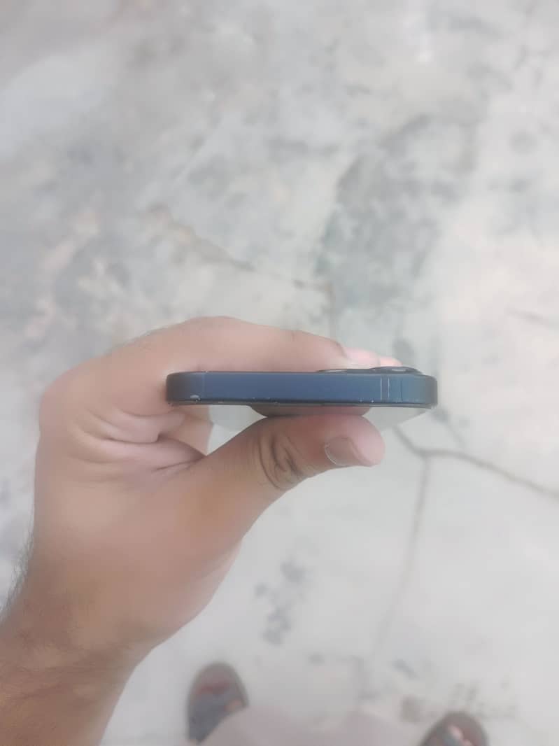 Apple iPhone 13 5