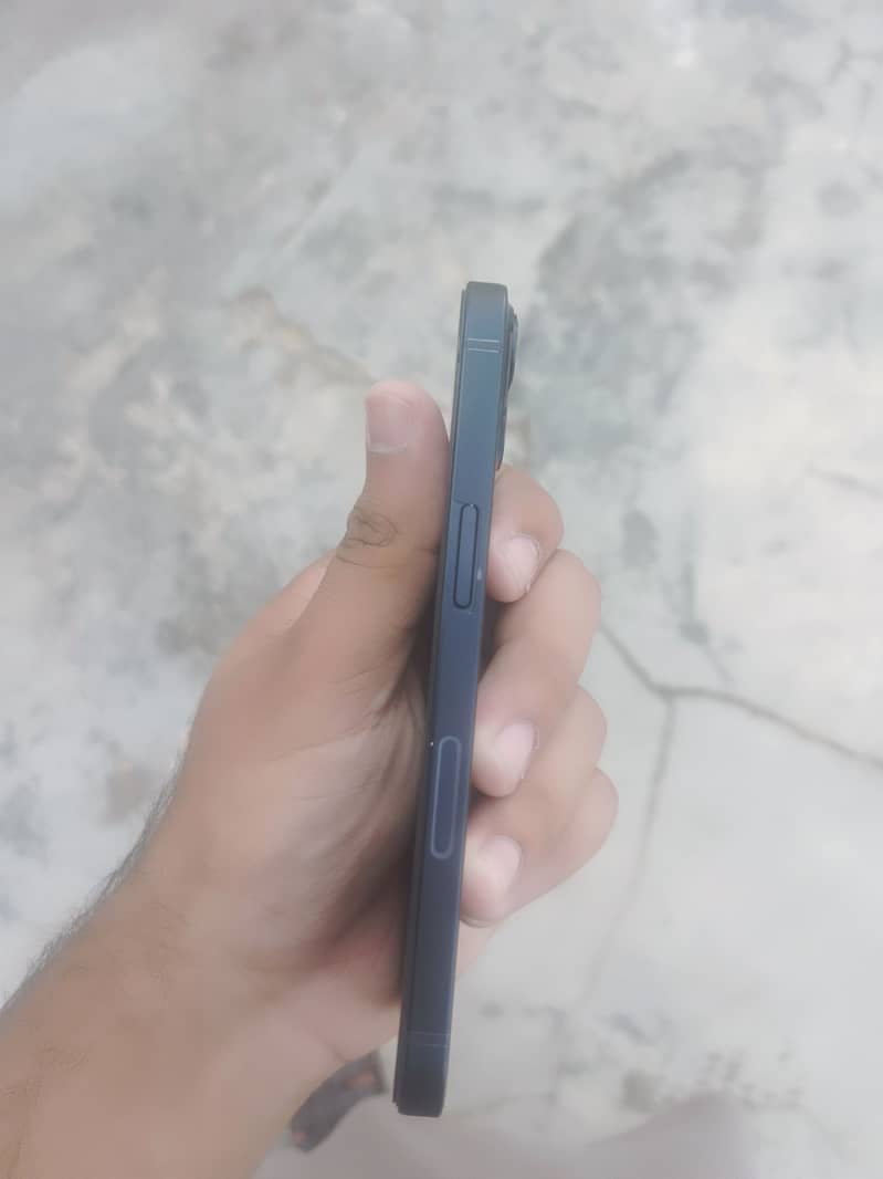 Apple iPhone 13 8