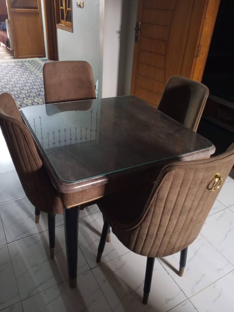 4 seater dinning table 0