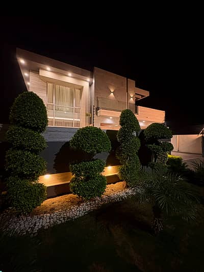 1 KANAL ELEGANT AND FULLY MAINTAINED DOUBLE UNIT BUNGALOW IS AVAILABLE IN THE BEST BLOCK OF DHA LAHORE.