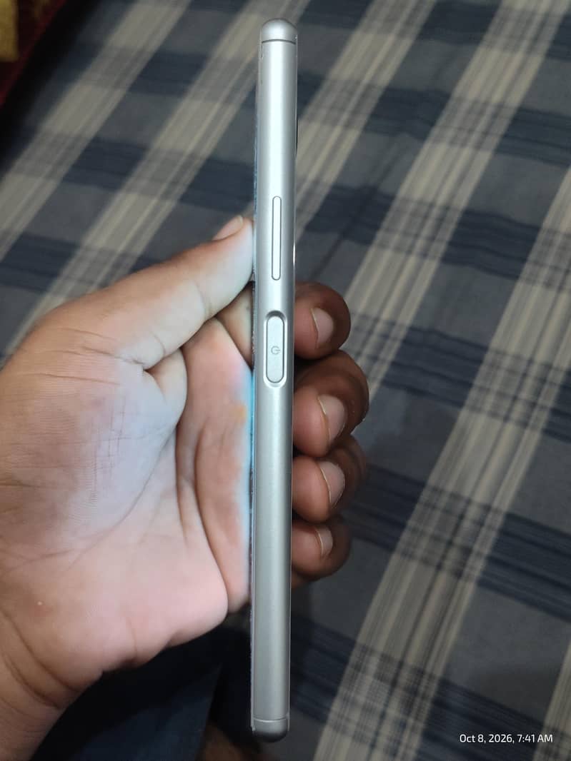 Sony Xperia 8 2