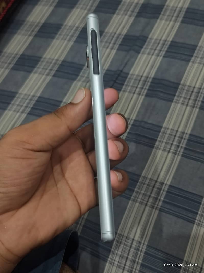 Sony Xperia 8 3