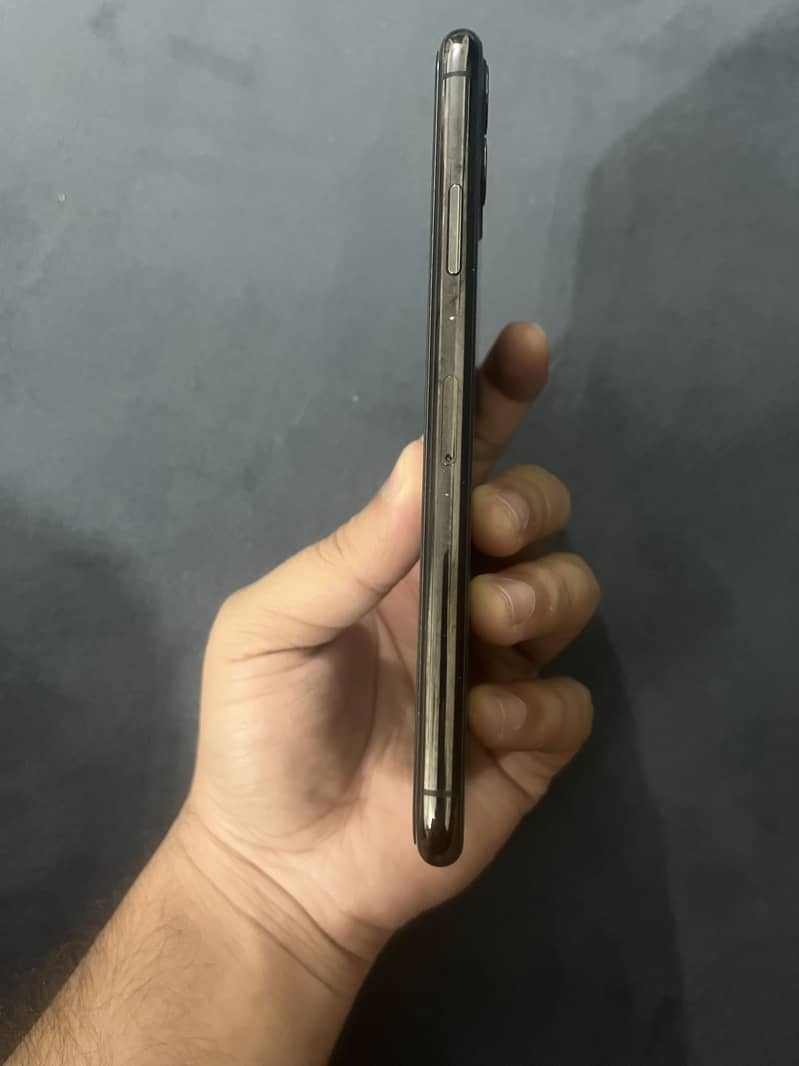 Apple iPhone 11 Pro Max 2