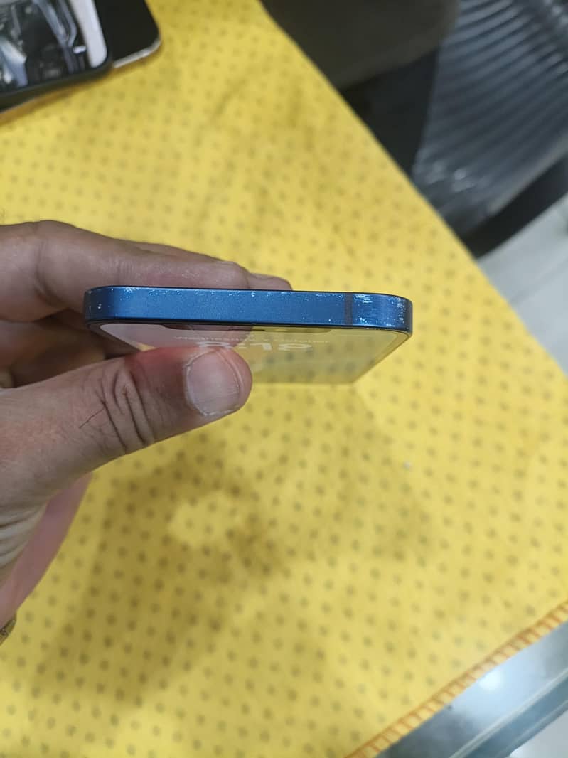 Apple iPhone 12 4