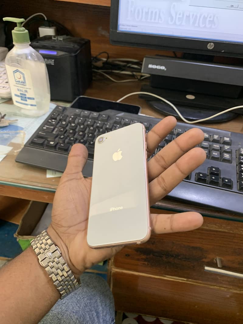 Apple iPhone 8 1