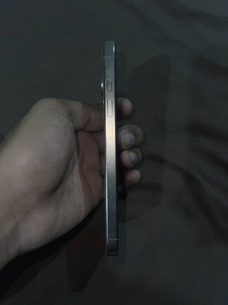 Apple iPhone 16 Pro 3