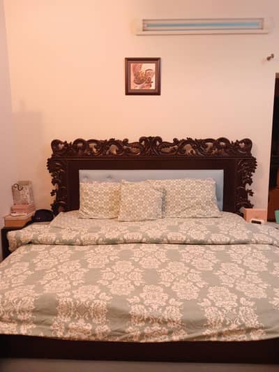 Beautiful Hand-Carved Wooden Bed – Elegant & Classic Design