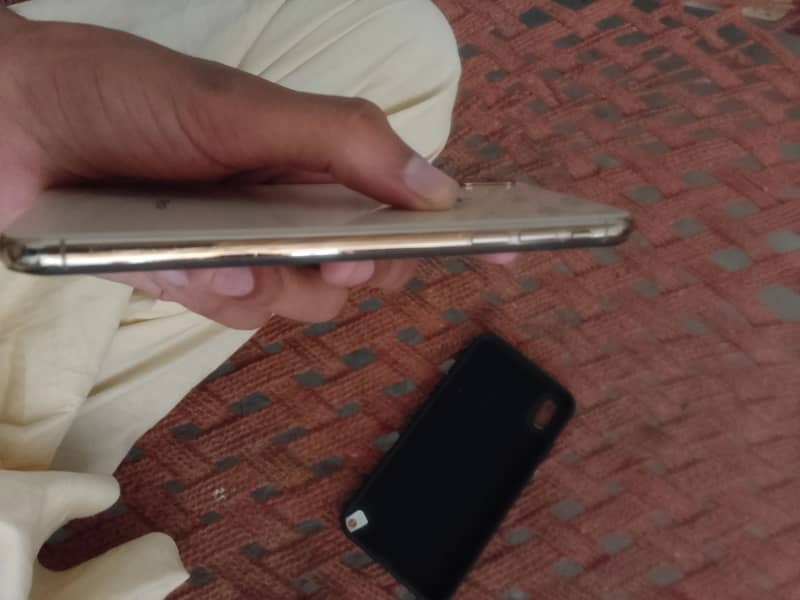 Apple iPhone XS Max 3