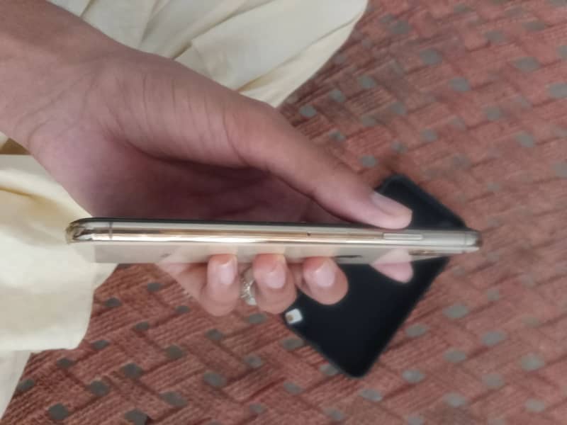 Apple iPhone XS Max 9