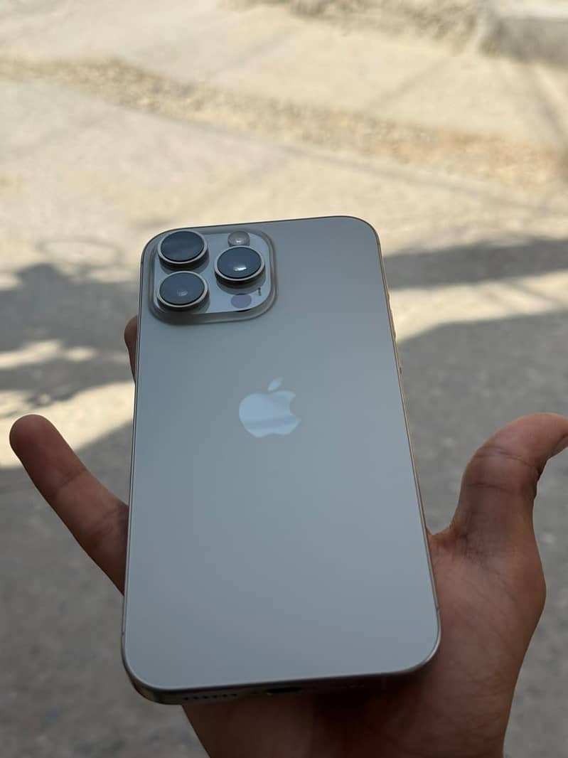 Apple iPhone 16 Pro Max 2