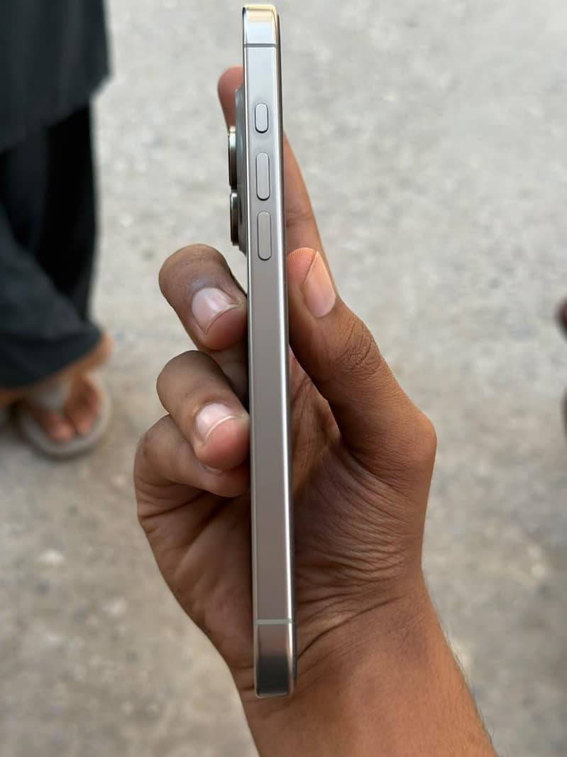 Apple iPhone 16 Pro Max 3