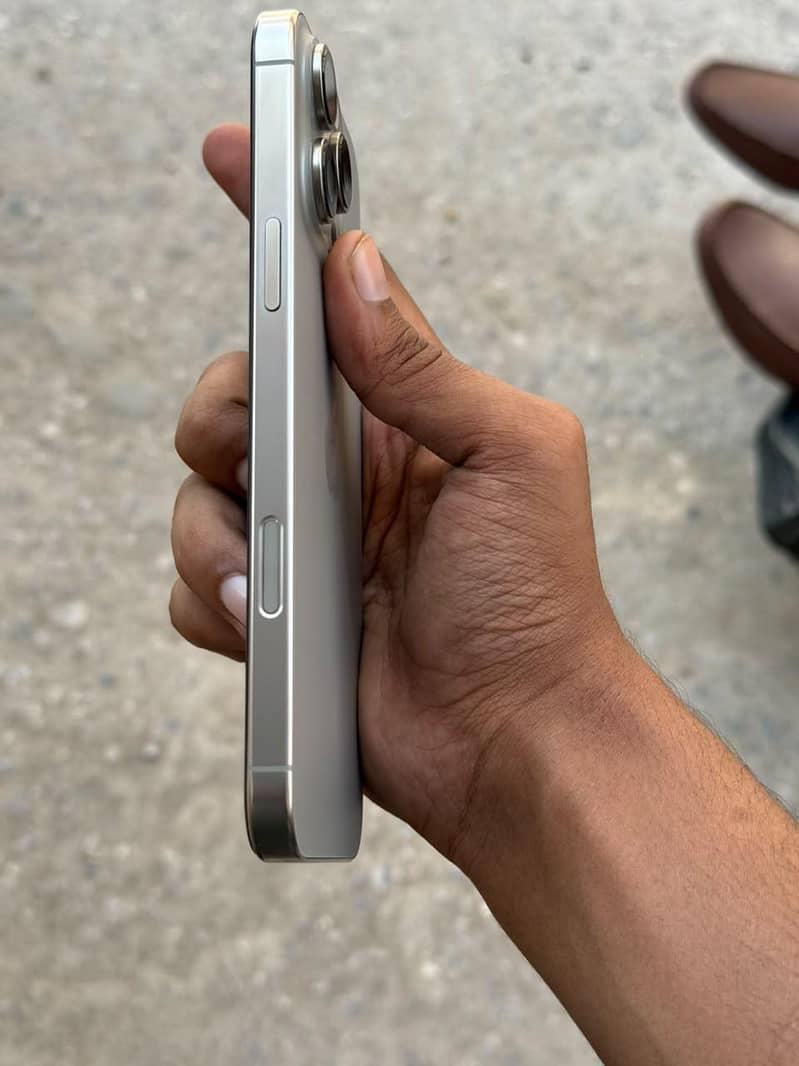 Apple iPhone 16 Pro Max 4