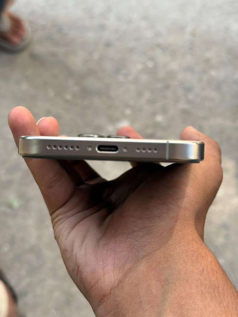 Apple iPhone 16 Pro Max 6