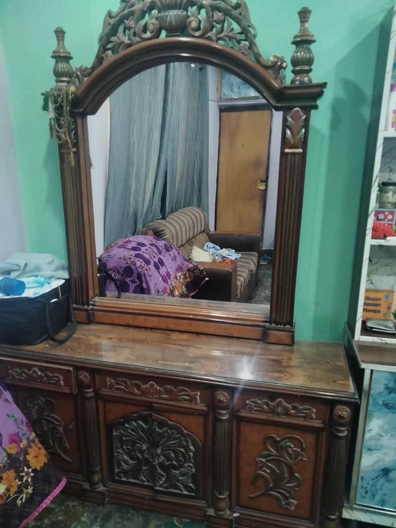 خوبصورت نقش و نگار والا لکڑی کا بیڈ سیٹ برائے فروخت 9