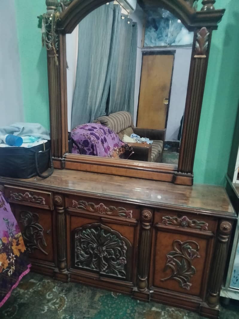 خوبصورت نقش و نگار والا لکڑی کا بیڈ سیٹ برائے فروخت 10