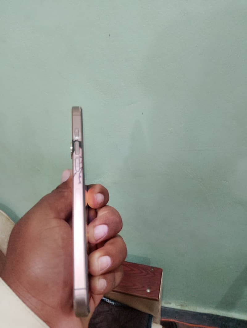 Apple iPhone 16 Pro Max 4