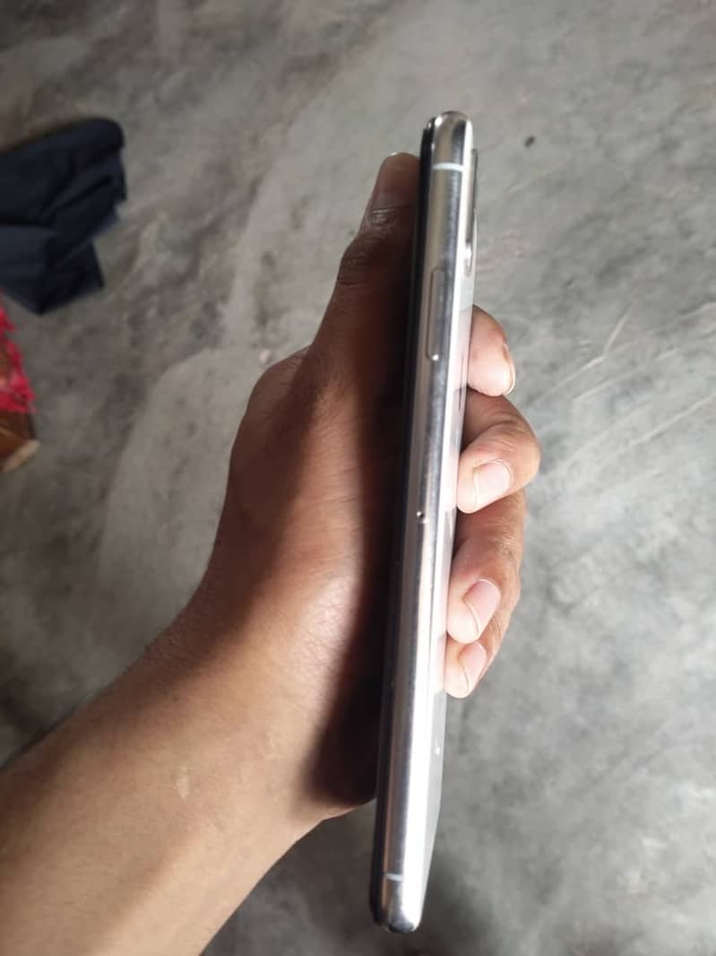 Apple iPhone XS Max 3