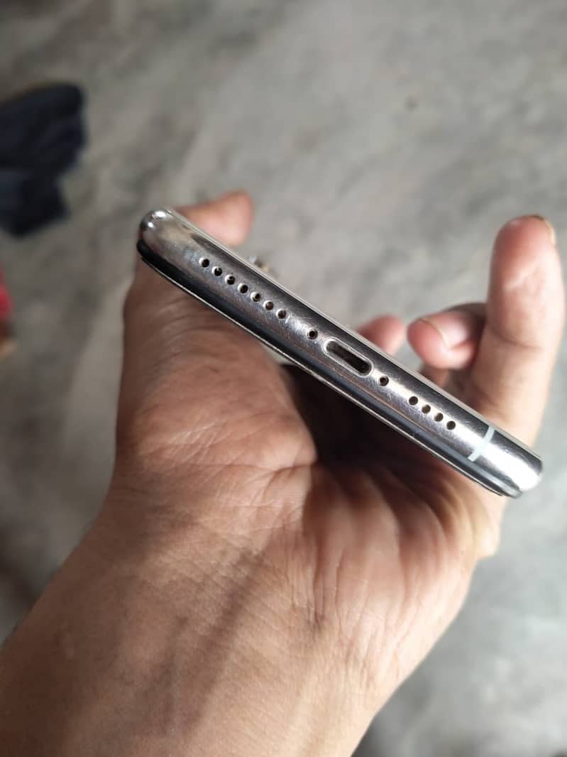 Apple iPhone XS Max 4