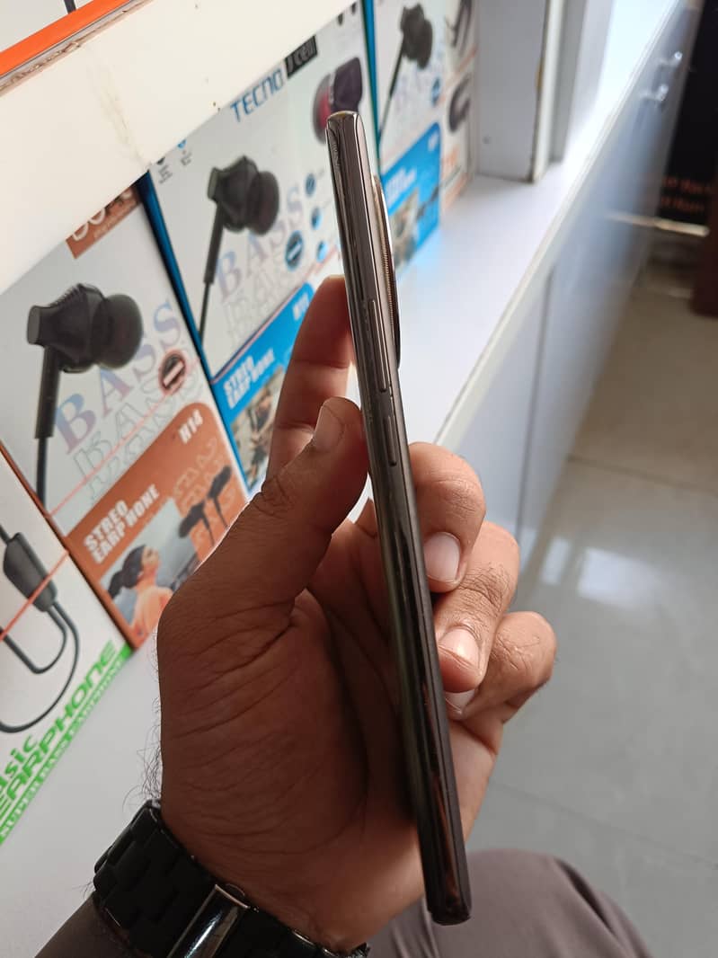 Vivo V30 e 4