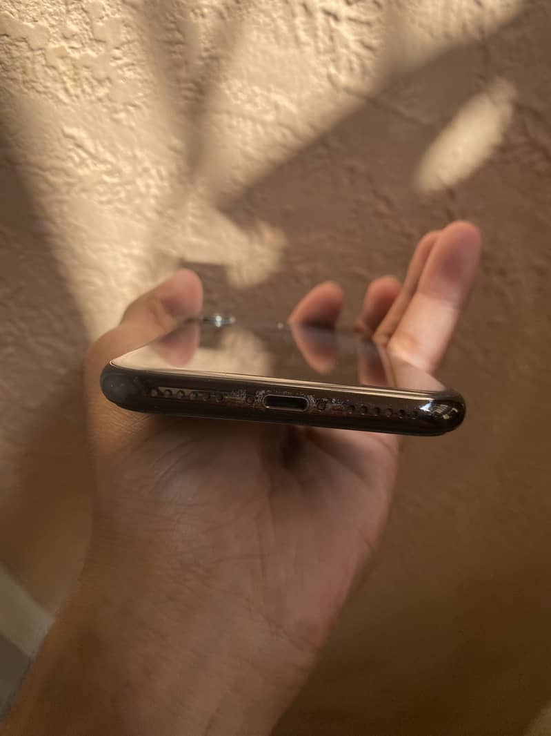 Apple iPhone X 4