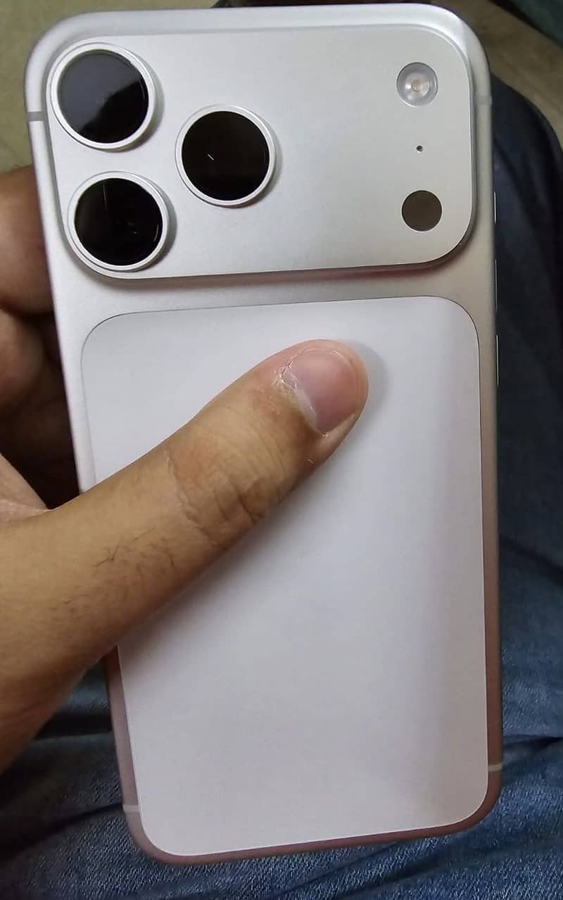 Apple iPhone 17 Pro Max 1