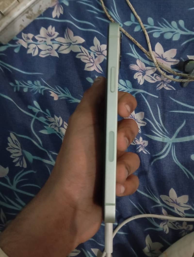Apple iPhone 12 4