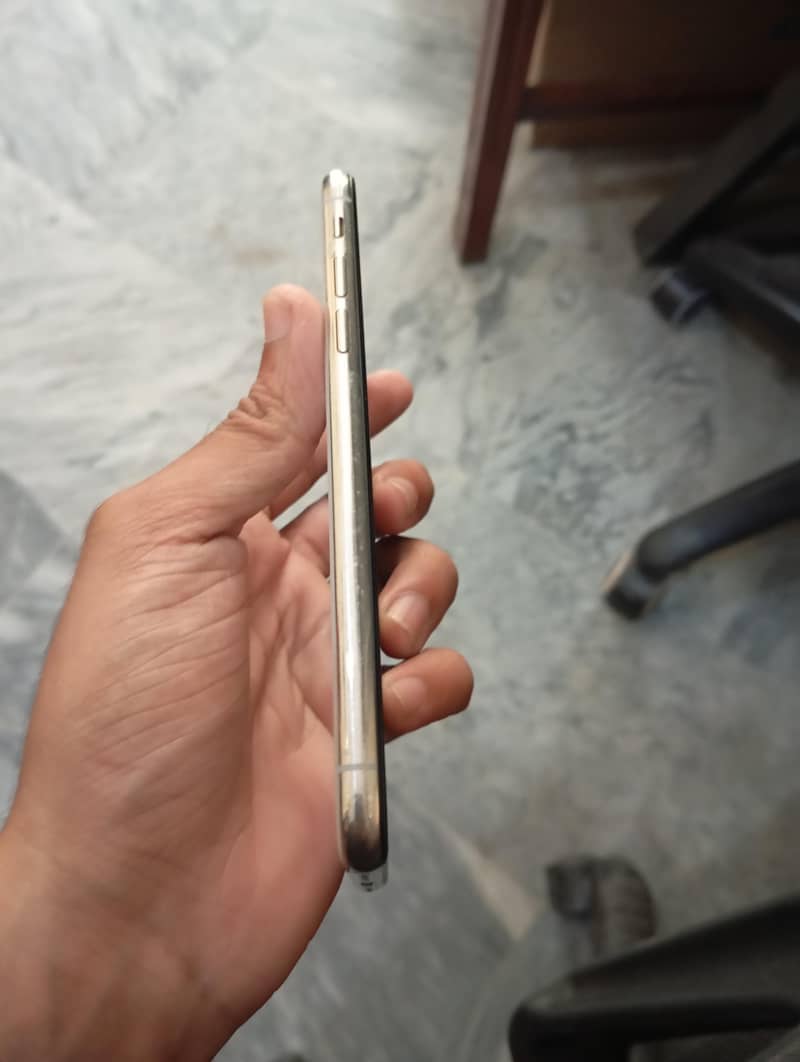 Apple iPhone X 4