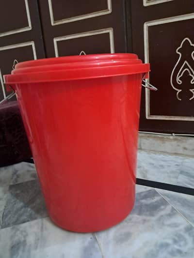 plastic bucket with cover