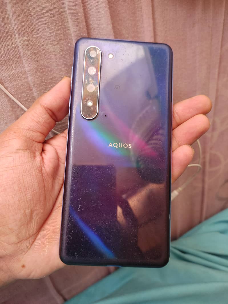 Sharp Aquos R5G 1