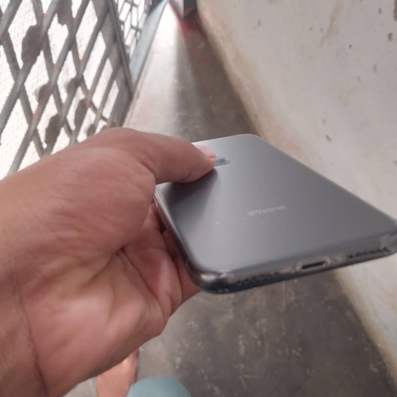 Apple iPhone X 4