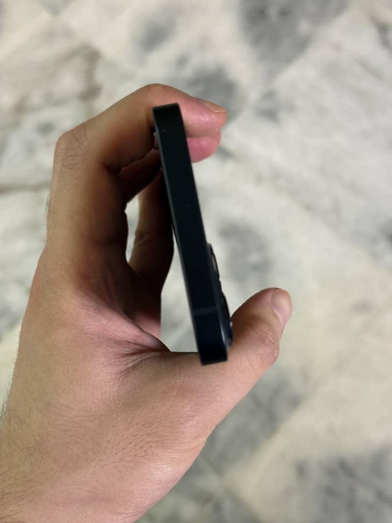 Apple iPhone 13 8