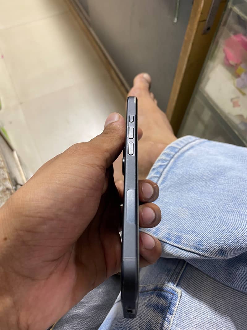 Apple iPhone 16 4