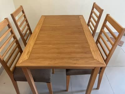 4 Seater Dinning Table in Good Condition