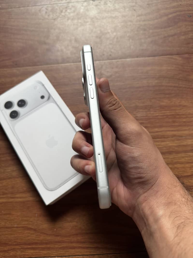 Apple iPhone 17 Pro Max 2