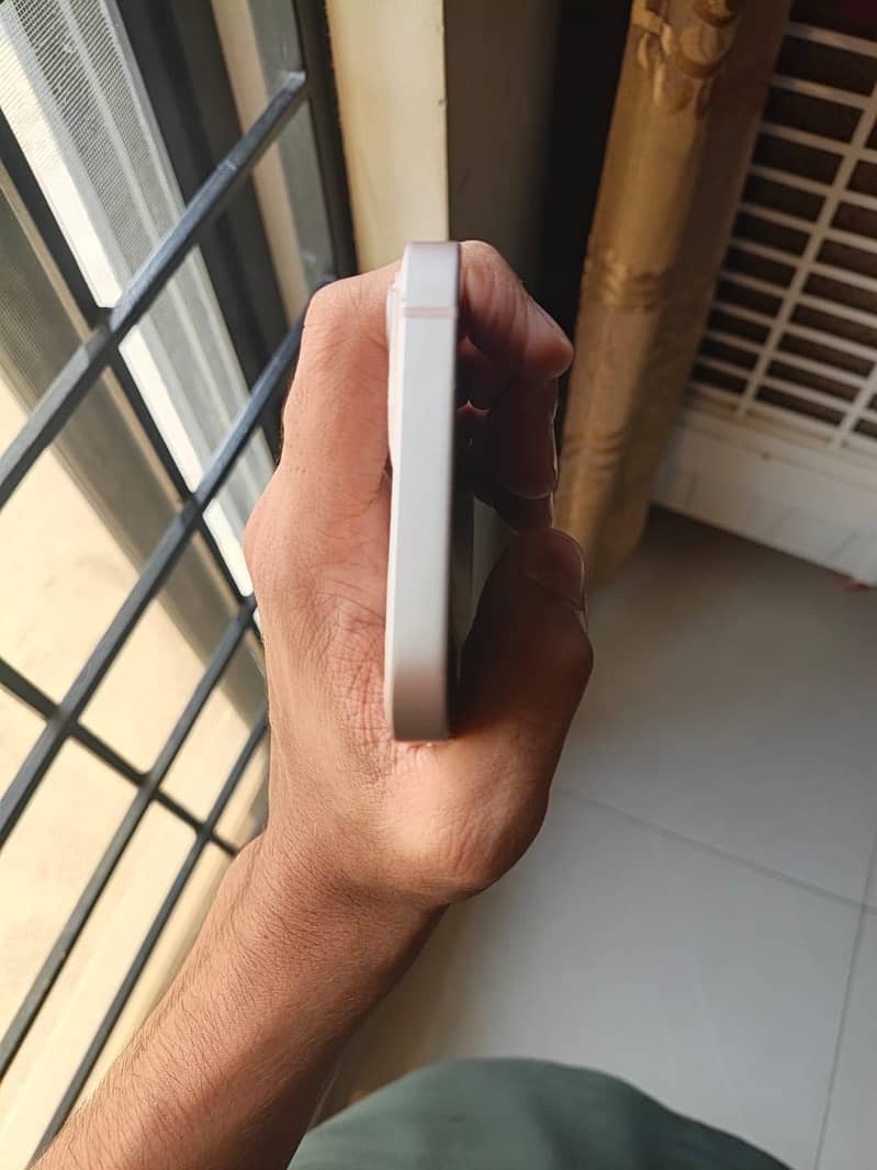 Apple iPhone 13 0