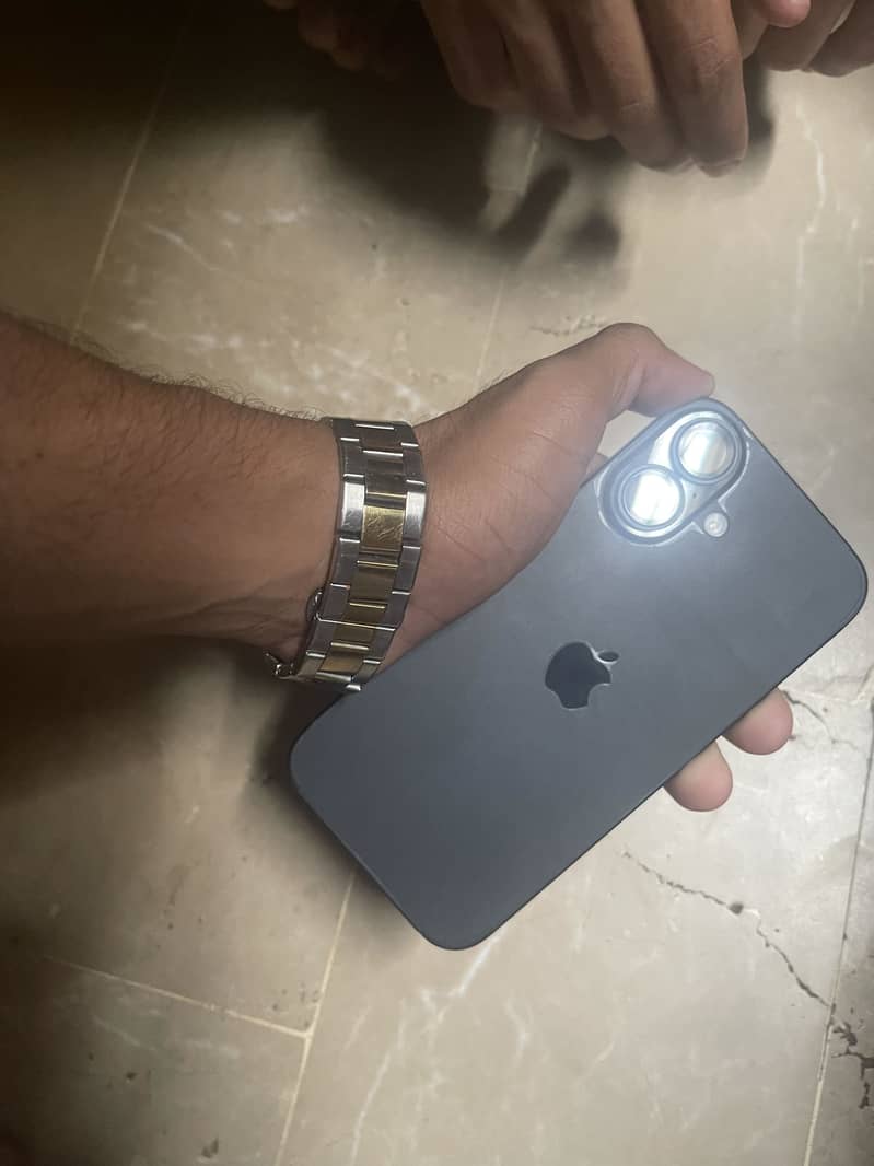 Apple iPhone 16 5