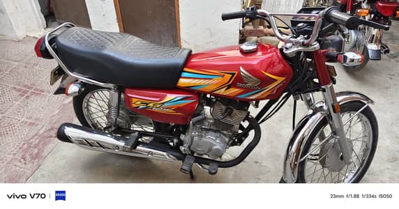 Honda 125 red colour all ok 5000 Chali Hui hai bus number lagao