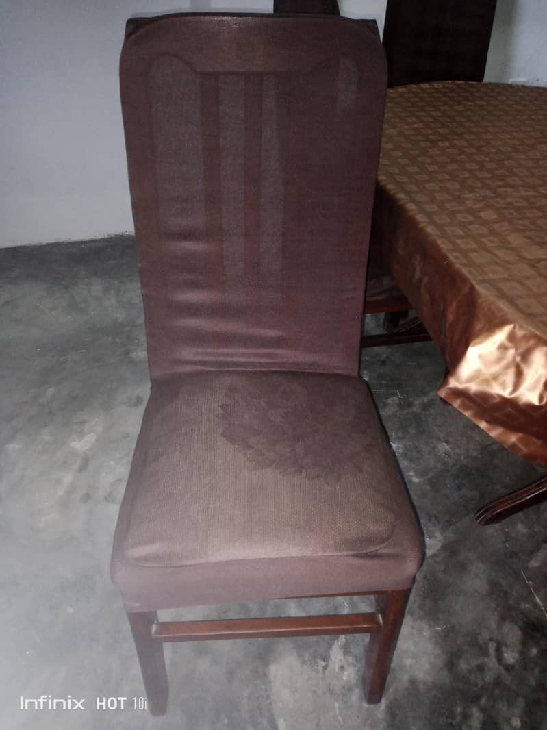 لکڑی کا مضبوط ٹیبل ہے چھ کرسیاں ہیں 1