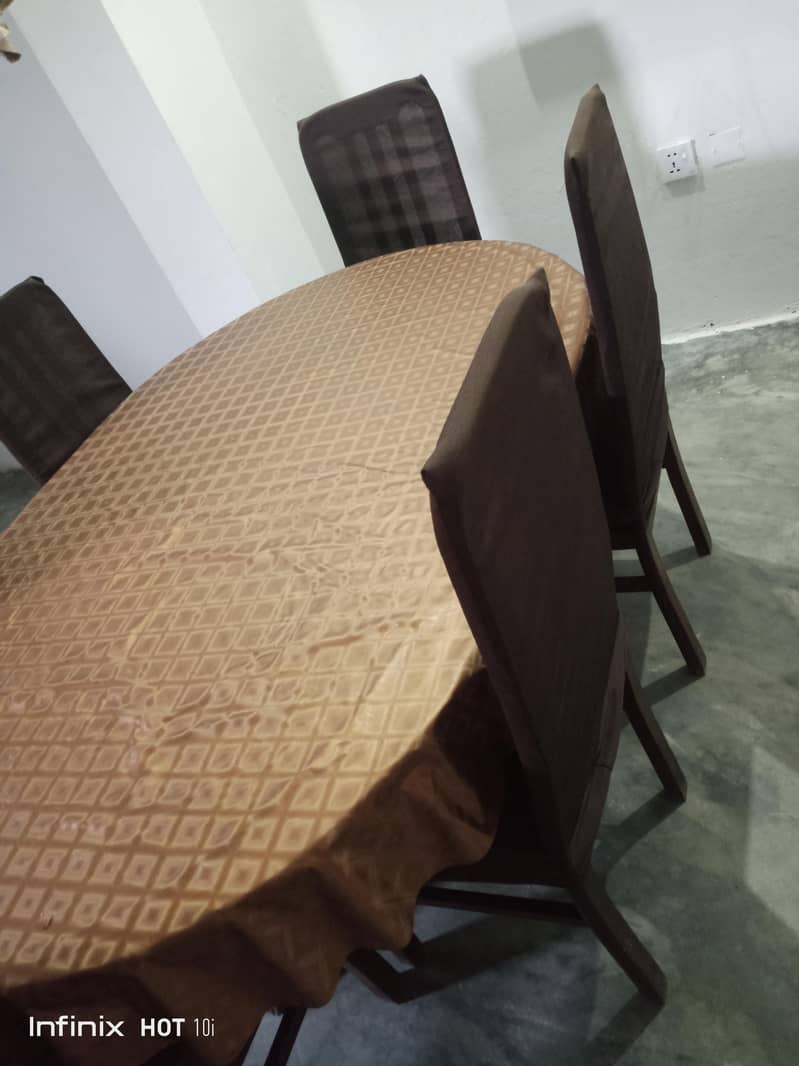 لکڑی کا مضبوط ٹیبل ہے چھ کرسیاں ہیں 3
