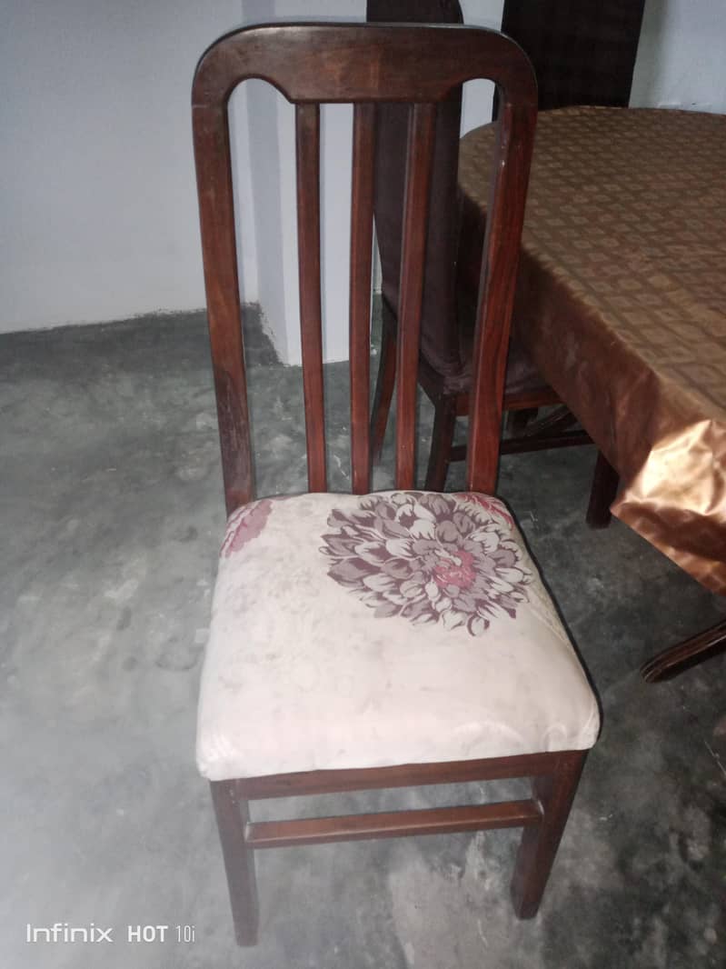 لکڑی کا مضبوط ٹیبل ہے چھ کرسیاں ہیں 5