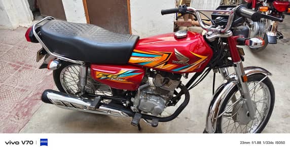 Honda 125 red colour number laga hua hai all okay 03088601291 contact