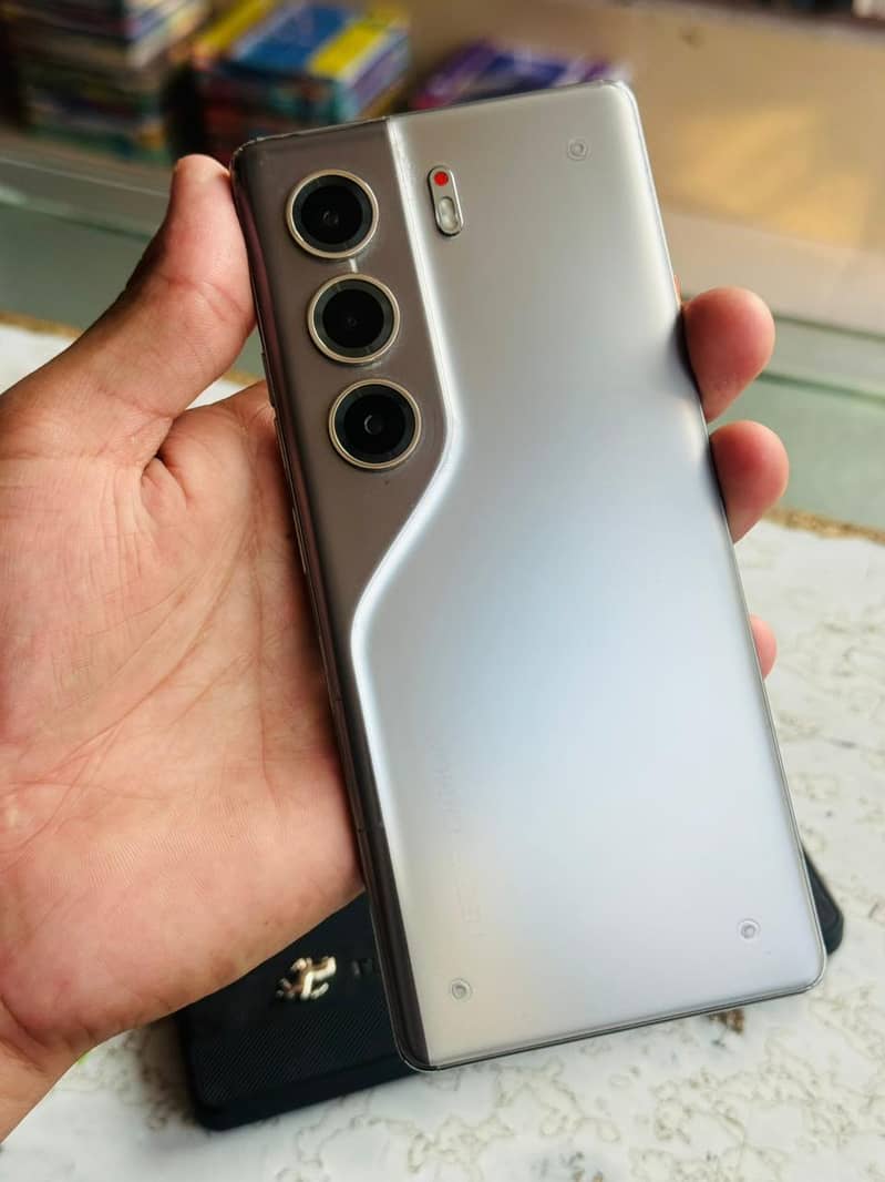 Tecno CAMON 40 Pro 8