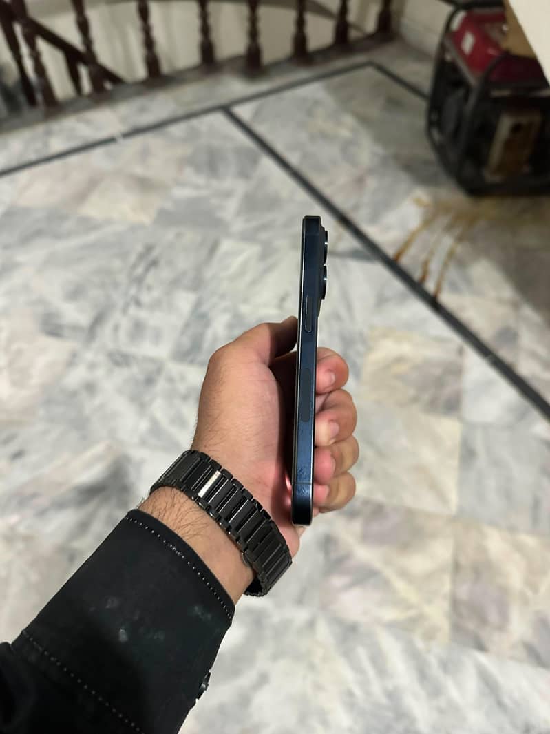 Apple iPhone 15 Pro 3