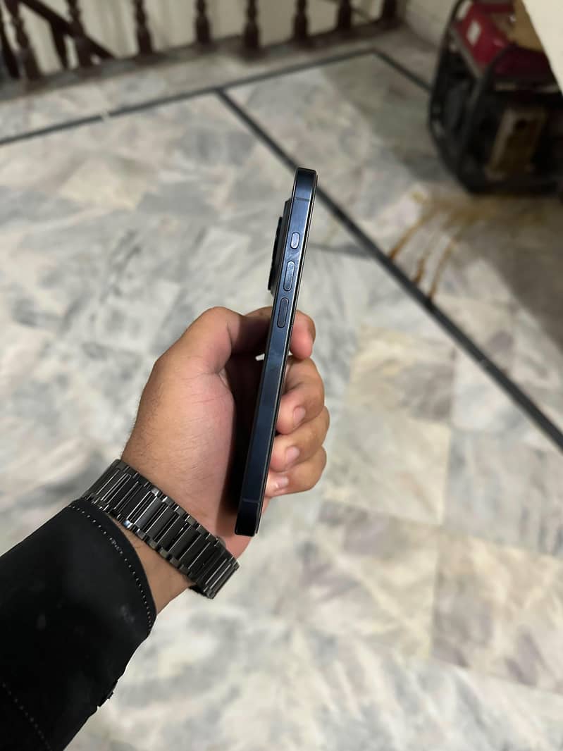 Apple iPhone 15 Pro 4