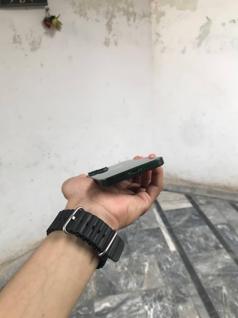 Apple iPhone 13 5