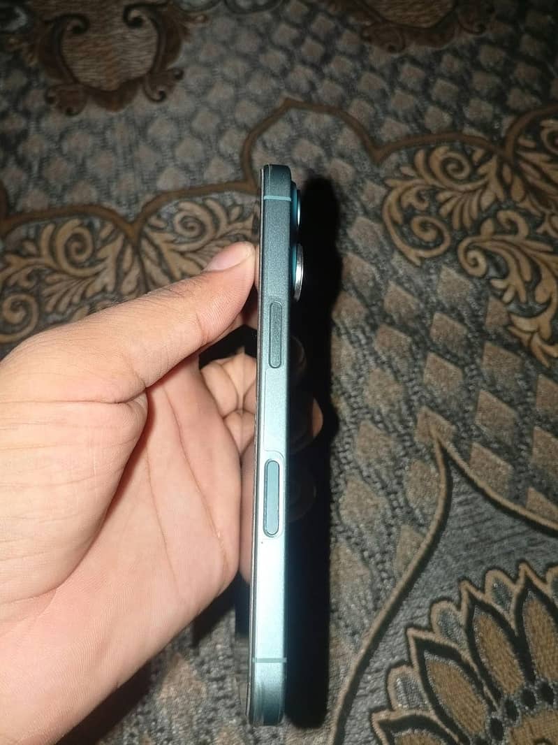 Apple iPhone 16 3