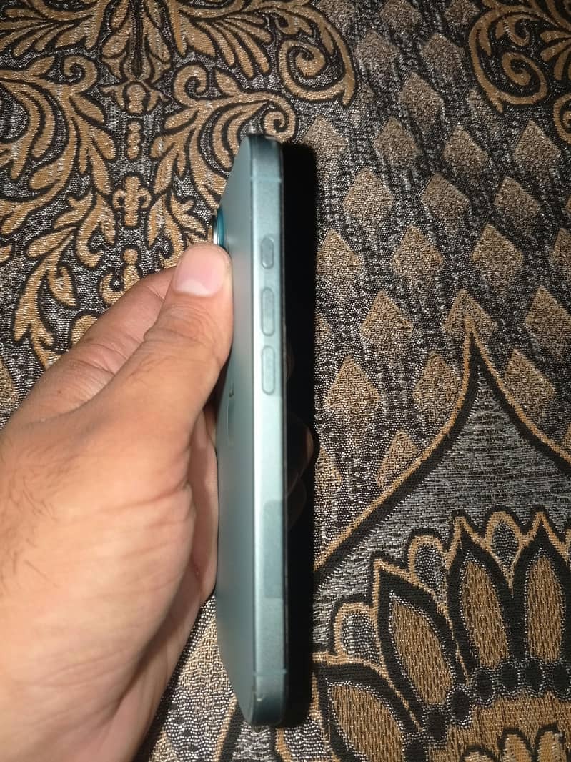 Apple iPhone 16 4
