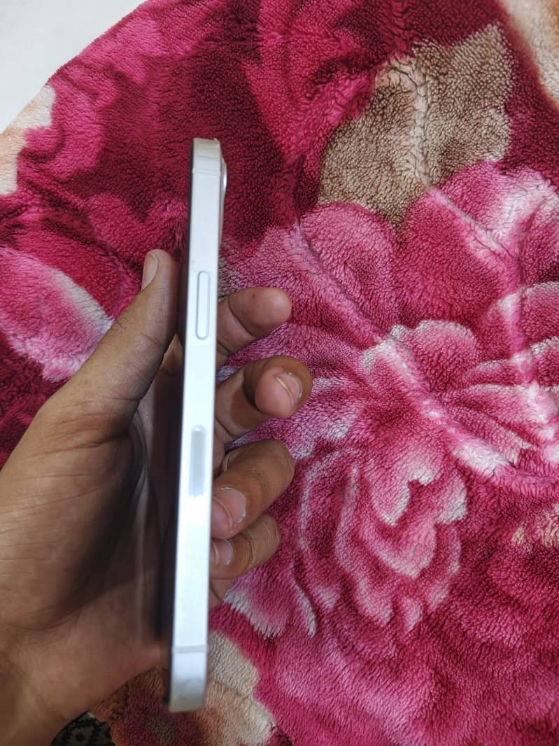 Apple iPhone 13 2