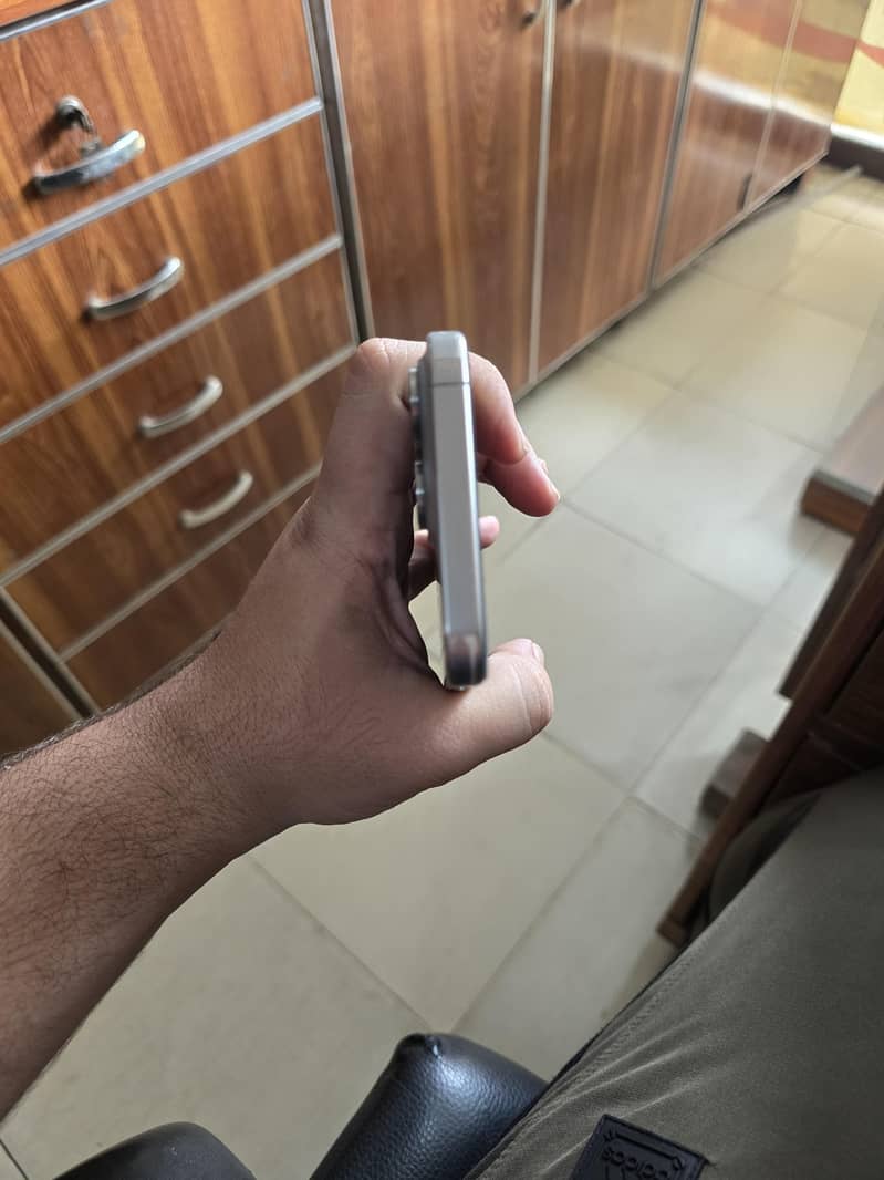 Apple iPhone 15 Pro Max 4