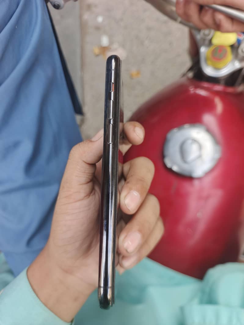 Apple iPhone 11 Pro 4